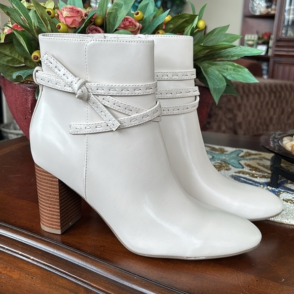 Brand New Bandolino Ivory Stacked Heeled Ankle Boots Bow Wrapped Strap - Picture 16 of 16